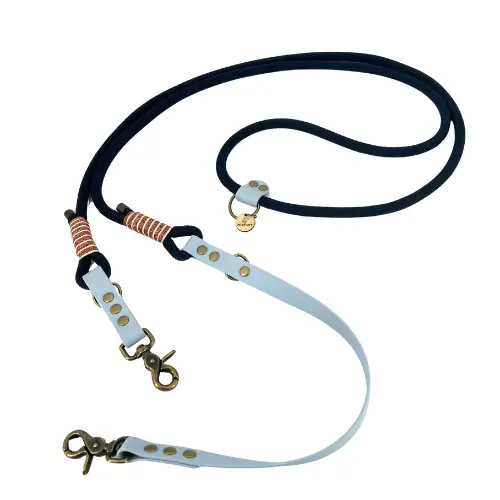 laisse fait par un créateur français pour chien multiposition Paracorde bleu marine ciel os et patoune. Boutique os et patoune, produits alimentation, friandises, accessoires, jouets pour chiens
